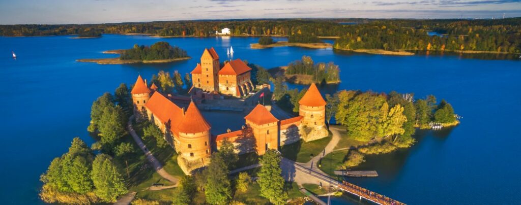 Zamek Trakai, otoczony malowniczymi jeziorami i bogatą zielenią, stanowi popularną atrakcję turystyczną na Litwie.