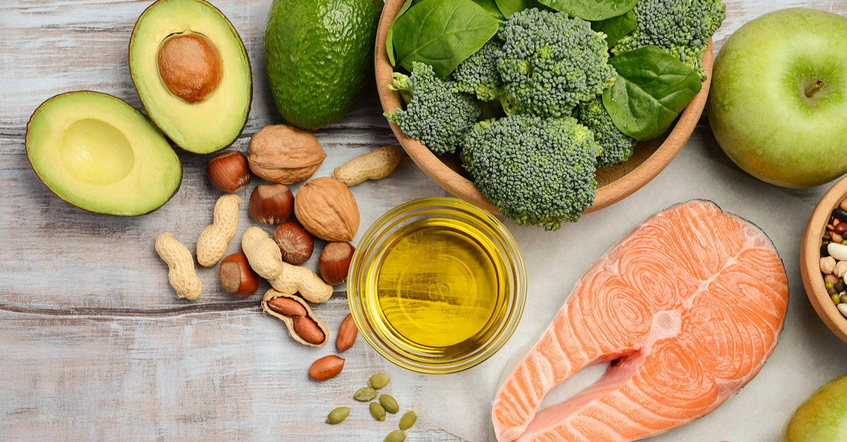 Źródła kwasów omega-3: mięso z łososia, różne rodzaje orzechów, awokado, brokuł, jabłko.