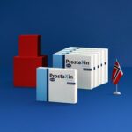 Na zdjęciu widoczny jest produkt ProstaXin PLUS w formie opakowań suplementu diety, obok których znajduje się czerwona kostka oraz flaga Norwegii.