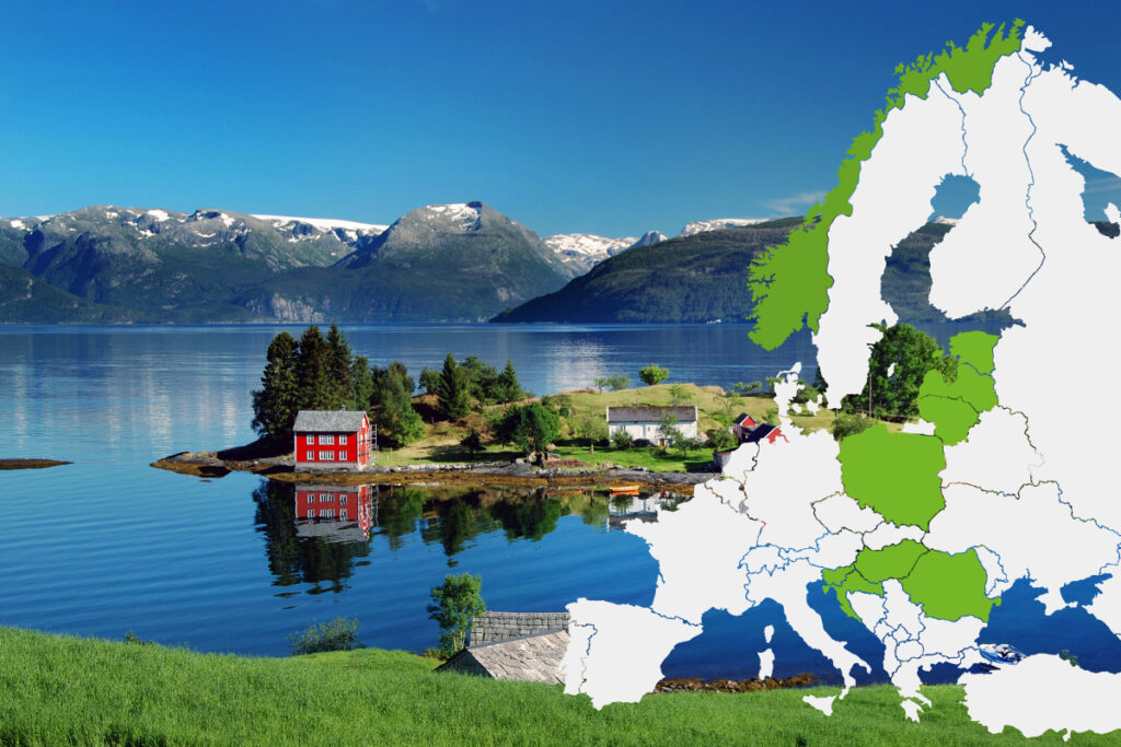 Malowniczy krajobraz Norwegii z czerwonym domkiem nad fiordem, otoczony majestatycznymi górami i zielonymi wzgórzami, ze schematyczną mapą Europy na tle.