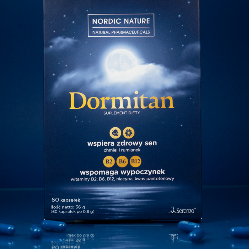 Opakowanie suplementu diety Dormitan wspiera zdrowy sen dzięki naturalnym składnikom, takim jak chmiel i rumianek, oraz witaminom B2, B6, B12 i kwasowi pantotenowemu.