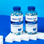 Butelki suplementu diety CalciumControl zawierają wapń z alg morskich oraz witaminę D, wspierając zdrowie kości.