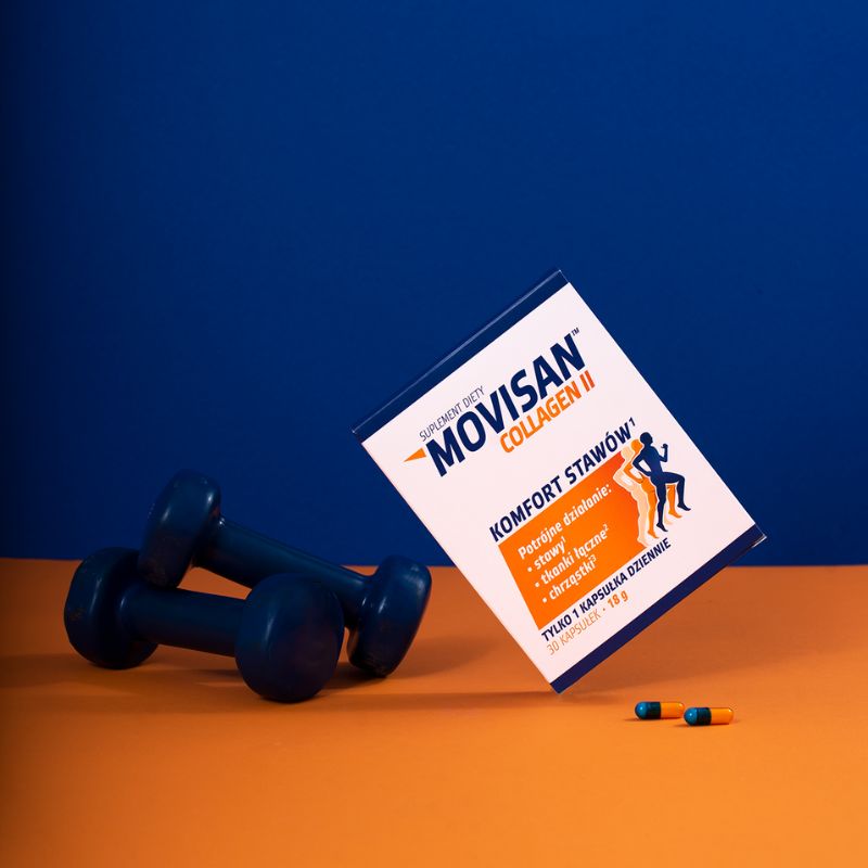 Opakowanie suplementu diety Movisan Collagen II, wspomagającego komfort stawów, obok hantli na kolorowym tle.