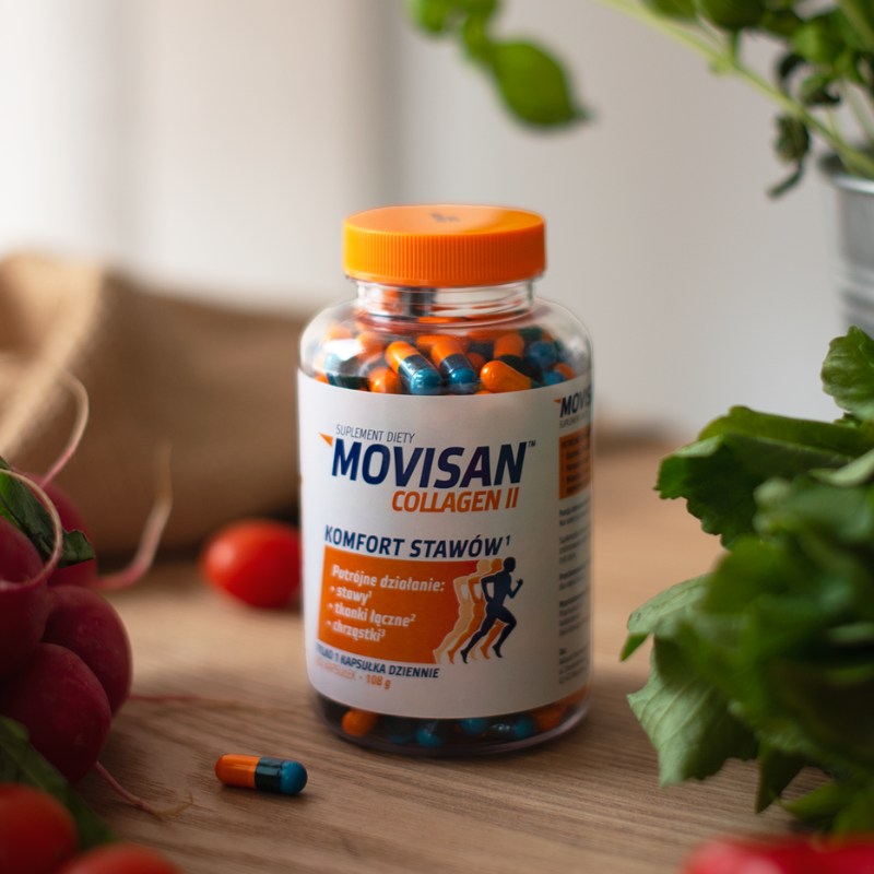 Butelka suplementu diety Movisan Collagen II wspierającego komfort stawów, ustawiona na drewnianym stole w otoczeniu świeżych warzyw.