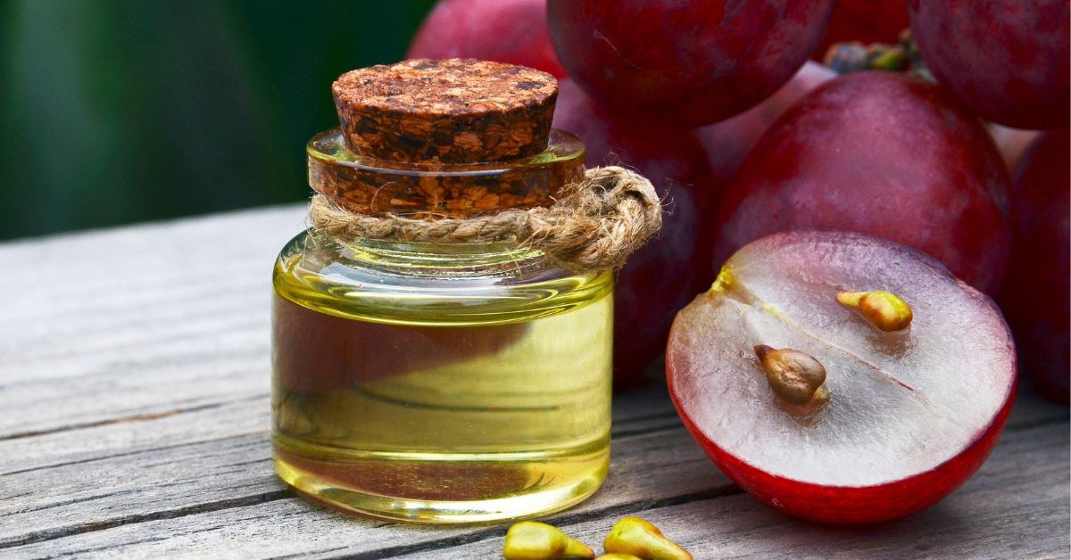 Butelka z olejem winogronowym na tle świeżych winogron, podkreślająca naturalne składniki i właściwości odżywcze.