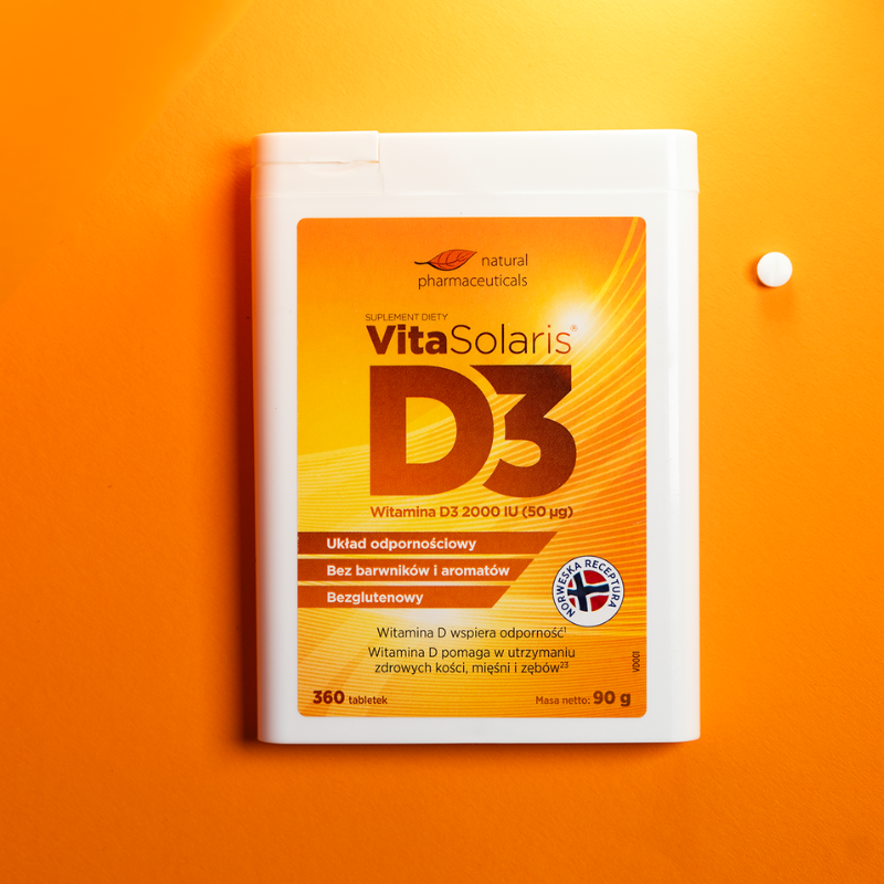 Opakowanie suplementu diety VitaSolaris D3 zawiera 360 tabletek witaminy D3 wspierającej układ odpornościowy i kości, bez dodatku barwników oraz glutenu.