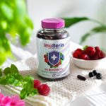 ImuBerin to suplement diety wspierający odporność, zawierający witaminę D, cynk oraz ekstrakty z owoców.