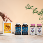 Obraz przedstawia suplementy diety, w tym witaminę D3, oleje omega-3 oraz preparaty wspierające odporność, umieszczone na jasnym tle z rośliną dekoracyjną.