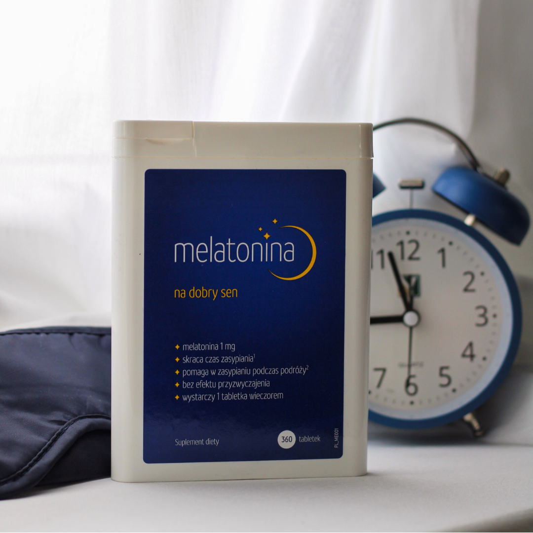 Opakowanie melatoniny na dobry sen, zawierające 1 mg substancji aktywnej, wspomaga szybkie zasypianie oraz podróże.