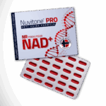 Opakowanie suplementu diety Nuvitone PRO zawiera kapsułki NR, które wspierają produkcję NAD+, przyczyniając się do procesu anti-aging.