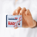 Opakowanie suplementu Nuvitone PRO zawiera NR, prekursor NAD+, wspierający procesy odmładzające.
